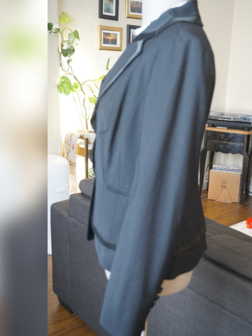 🖤 bebe Elegant Black Tuxedo Style Satin Trim Fitted Blazer Jacket - Size 10 💼✨ - Picture 3 of 7